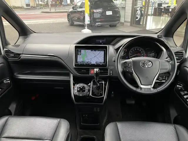 トヨタ エスクァイア Gi 大分県 2018(平30)年 7.8万km ホワイトパールクリスタルシャイン 〇ワンオーナー/〇純正メモリーナビ（NSZT-Y66T）/　CD/DVD/BT/ラジオ/フルセグ/〇純正フリップダウンモニター/〇社外17インチアルミホイール/〇バックカメラ/〇ETC/〇クルーズコントロール/〇ステアリングスイッチ/〇前後ドライブレコーダー/〇ウッドステアリング/〇アイドリングストップ/〇両側パワースライドドア/〇プリクラッシュセーフティシステム/〇レーンキープアシスト/〇オートハイビームアシスト/〇ウインカーミラー/〇クリアランスソナー/〇シートヒーター/〇フロアマット/〇ドアバイザー/〇プライバシーガラス/〇保証書/〇スペアキー