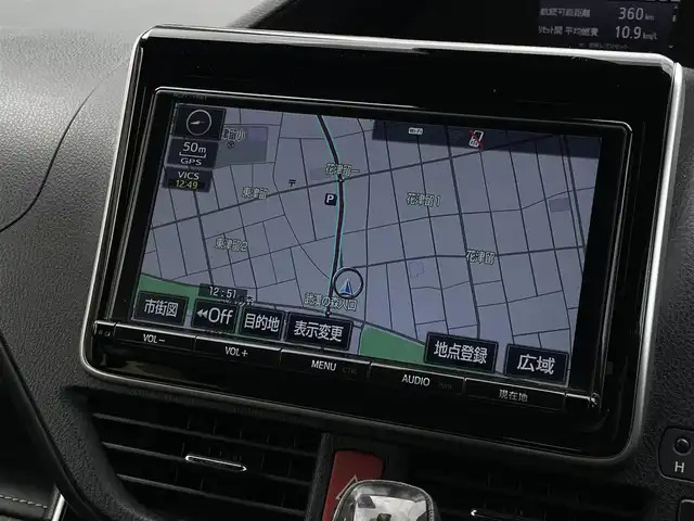 トヨタ エスクァイア Gi 大分県 2018(平30)年 7.8万km ホワイトパールクリスタルシャイン 〇ワンオーナー/〇純正メモリーナビ（NSZT-Y66T）/　CD/DVD/BT/ラジオ/フルセグ/〇純正フリップダウンモニター/〇社外17インチアルミホイール/〇バックカメラ/〇ETC/〇クルーズコントロール/〇ステアリングスイッチ/〇前後ドライブレコーダー/〇ウッドステアリング/〇アイドリングストップ/〇両側パワースライドドア/〇プリクラッシュセーフティシステム/〇レーンキープアシスト/〇オートハイビームアシスト/〇ウインカーミラー/〇クリアランスソナー/〇シートヒーター/〇フロアマット/〇ドアバイザー/〇プライバシーガラス/〇保証書/〇スペアキー