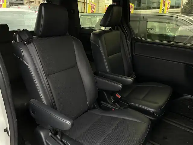 トヨタ エスクァイア Gi 大分県 2018(平30)年 7.8万km ホワイトパールクリスタルシャイン 〇ワンオーナー/〇純正メモリーナビ（NSZT-Y66T）/　CD/DVD/BT/ラジオ/フルセグ/〇純正フリップダウンモニター/〇社外17インチアルミホイール/〇バックカメラ/〇ETC/〇クルーズコントロール/〇ステアリングスイッチ/〇前後ドライブレコーダー/〇ウッドステアリング/〇アイドリングストップ/〇両側パワースライドドア/〇プリクラッシュセーフティシステム/〇レーンキープアシスト/〇オートハイビームアシスト/〇ウインカーミラー/〇クリアランスソナー/〇シートヒーター/〇フロアマット/〇ドアバイザー/〇プライバシーガラス/〇保証書/〇スペアキー