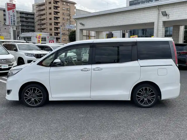 トヨタ エスクァイア Gi 大分県 2018(平30)年 7.8万km ホワイトパールクリスタルシャイン 〇ワンオーナー/〇純正メモリーナビ（NSZT-Y66T）/　CD/DVD/BT/ラジオ/フルセグ/〇純正フリップダウンモニター/〇社外17インチアルミホイール/〇バックカメラ/〇ETC/〇クルーズコントロール/〇ステアリングスイッチ/〇前後ドライブレコーダー/〇ウッドステアリング/〇アイドリングストップ/〇両側パワースライドドア/〇プリクラッシュセーフティシステム/〇レーンキープアシスト/〇オートハイビームアシスト/〇ウインカーミラー/〇クリアランスソナー/〇シートヒーター/〇フロアマット/〇ドアバイザー/〇プライバシーガラス/〇保証書/〇スペアキー