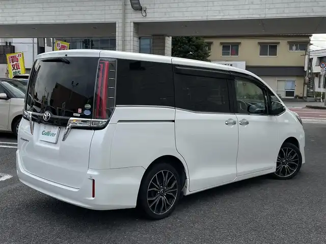 トヨタ エスクァイア Gi 大分県 2018(平30)年 7.8万km ホワイトパールクリスタルシャイン 〇ワンオーナー/〇純正メモリーナビ（NSZT-Y66T）/　CD/DVD/BT/ラジオ/フルセグ/〇純正フリップダウンモニター/〇社外17インチアルミホイール/〇バックカメラ/〇ETC/〇クルーズコントロール/〇ステアリングスイッチ/〇前後ドライブレコーダー/〇ウッドステアリング/〇アイドリングストップ/〇両側パワースライドドア/〇プリクラッシュセーフティシステム/〇レーンキープアシスト/〇オートハイビームアシスト/〇ウインカーミラー/〇クリアランスソナー/〇シートヒーター/〇フロアマット/〇ドアバイザー/〇プライバシーガラス/〇保証書/〇スペアキー