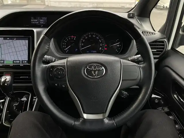 トヨタ エスクァイア Gi 大分県 2018(平30)年 7.8万km ホワイトパールクリスタルシャイン 〇ワンオーナー/〇純正メモリーナビ（NSZT-Y66T）/　CD/DVD/BT/ラジオ/フルセグ/〇純正フリップダウンモニター/〇社外17インチアルミホイール/〇バックカメラ/〇ETC/〇クルーズコントロール/〇ステアリングスイッチ/〇前後ドライブレコーダー/〇ウッドステアリング/〇アイドリングストップ/〇両側パワースライドドア/〇プリクラッシュセーフティシステム/〇レーンキープアシスト/〇オートハイビームアシスト/〇ウインカーミラー/〇クリアランスソナー/〇シートヒーター/〇フロアマット/〇ドアバイザー/〇プライバシーガラス/〇保証書/〇スペアキー