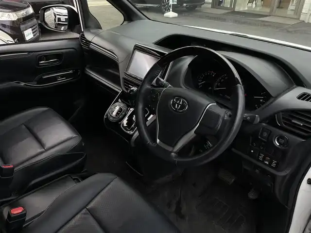 トヨタ エスクァイア Gi 大分県 2018(平30)年 7.8万km ホワイトパールクリスタルシャイン 〇ワンオーナー/〇純正メモリーナビ（NSZT-Y66T）/　CD/DVD/BT/ラジオ/フルセグ/〇純正フリップダウンモニター/〇社外17インチアルミホイール/〇バックカメラ/〇ETC/〇クルーズコントロール/〇ステアリングスイッチ/〇前後ドライブレコーダー/〇ウッドステアリング/〇アイドリングストップ/〇両側パワースライドドア/〇プリクラッシュセーフティシステム/〇レーンキープアシスト/〇オートハイビームアシスト/〇ウインカーミラー/〇クリアランスソナー/〇シートヒーター/〇フロアマット/〇ドアバイザー/〇プライバシーガラス/〇保証書/〇スペアキー