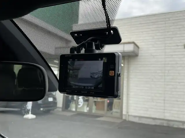 トヨタ エスクァイア Gi 大分県 2018(平30)年 7.8万km ホワイトパールクリスタルシャイン 〇ワンオーナー/〇純正メモリーナビ（NSZT-Y66T）/　CD/DVD/BT/ラジオ/フルセグ/〇純正フリップダウンモニター/〇社外17インチアルミホイール/〇バックカメラ/〇ETC/〇クルーズコントロール/〇ステアリングスイッチ/〇前後ドライブレコーダー/〇ウッドステアリング/〇アイドリングストップ/〇両側パワースライドドア/〇プリクラッシュセーフティシステム/〇レーンキープアシスト/〇オートハイビームアシスト/〇ウインカーミラー/〇クリアランスソナー/〇シートヒーター/〇フロアマット/〇ドアバイザー/〇プライバシーガラス/〇保証書/〇スペアキー