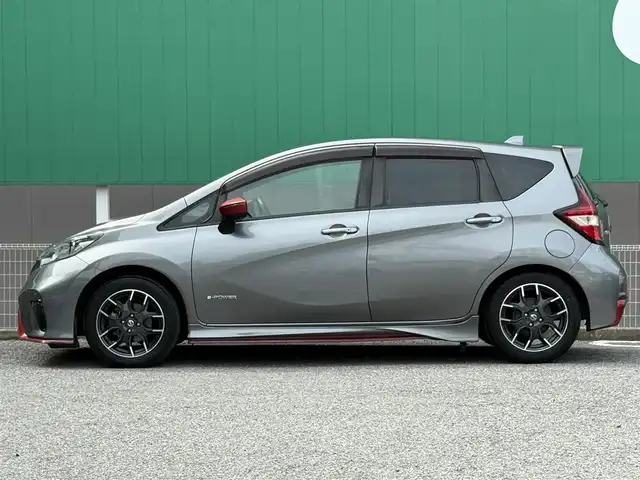 日産 ノート e－パワー ニスモ 千葉県 2017(平29)年 5.5万km ダークメタルグレー 純正SDナビ(CD/DVD/FM/AM Bluetooth/フルセグTV/SD)/全方位モニター/バックカメラ/サイドカメラ/フロントカメラ/エマージェンシーブレーキ/レーンキープアシスト/デジタルインナーミラー/純正ドライブレコーダー/前後コーナーセンサー/LEDヘッドライト/ETC2.0/ステアリングスイッチ/