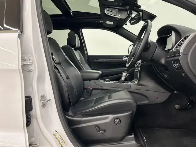 クライスラー・ジープ ジープ グランドチェロキー 岡山県 2019(平31)年 4.3万km ストーンホワイト 純ナビ　/ＵＳＢ　/ＢＴ　/ＤＴＶ　/ＡＣＣ　/シートヒータ　/シートクーラ　/ＳＲ　/ＰＷシート　/本革シート　/ＰＷテールゲート　/ドラレコ　/ダウンヒルアシスト　/走行モード　/エアサスペンション　/パドルシフト