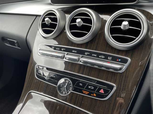 メルセデス・ベンツ Ｃ２００ アバンギャルド 東京都 2017(平29)年 6.4万km ポーラホワイト レーダーセーフティパッケージ/LEDヘッドライト/地デジ/バックカメラ/前席シートヒーター /運転席メモリ付きパワーシート/ハーフレザー/パークトロニック /純正ナビ/ETC2.0/パドルシフト/キーレスゴー /保証書/取扱説明書