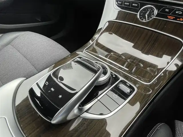 メルセデス・ベンツ Ｃ２００ アバンギャルド 東京都 2017(平29)年 6.4万km ポーラホワイト レーダーセーフティパッケージ/LEDヘッドライト/地デジ/バックカメラ/前席シートヒーター /運転席メモリ付きパワーシート/ハーフレザー/パークトロニック /純正ナビ/ETC2.0/パドルシフト/キーレスゴー /保証書/取扱説明書