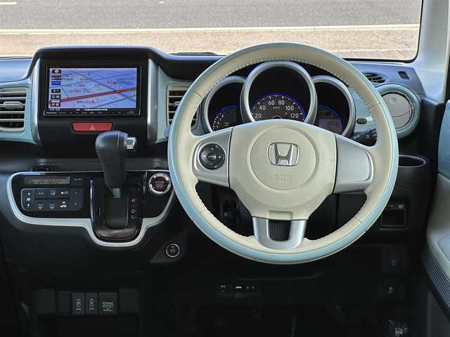 ホンダ Ｎ ＢＯＸ スラッシュ G Lインテリアカラーパッケージ 三重県 2017(平29)年 8.8万km ライトブルーⅡ ♪♪ワンオーナー♪♪/♪♪ホワイトルーフ♪♪/♪登録時走行距離87540km/♪ストラーダナビ　/　・フルセグTV/　・ブルーレイ/DVD再生/　・Bluetooth /　・録音/　・USB/♪バックカメラ/♪スマートキー/♪プッシュスタート/♪HIDヘッドライト/♪オートライト/♪電動パーキングスイッチ/♪充電用USBポートx２/♪ビルトイン ETC/♪オートリトラクタブルミラー/♪ウィンカーミラー /♪革巻きステアリング/♪ステアリングスイッチ/♪ECON/♪フロアマット/♪ドアバイザー/♪プライバシーガラス/♪横滑り防止機能