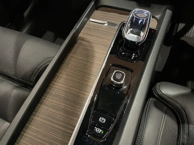 ボルボ ボルボ ＸＣ６０ アルティメット B5 AWD 道央・札幌 2022(令4)年 2万km グレー メタリックペイント/Bowers＆Wilkinsプレミアムサウンド/ヘッドアップディスプレイ/ナッパレザーシート/シートヒーター/シートベンチレーション/マッサージシート/ステアリングヒーター/4ゾーンエアコン/電動パノラマガラスサンルーフ/Googleナビ/360°カメラ/ACC/BLIS/LKA/CTA/パイロットアシスト/フルアクティブハイビーム/エアピュリファイアー/パワーテールゲート