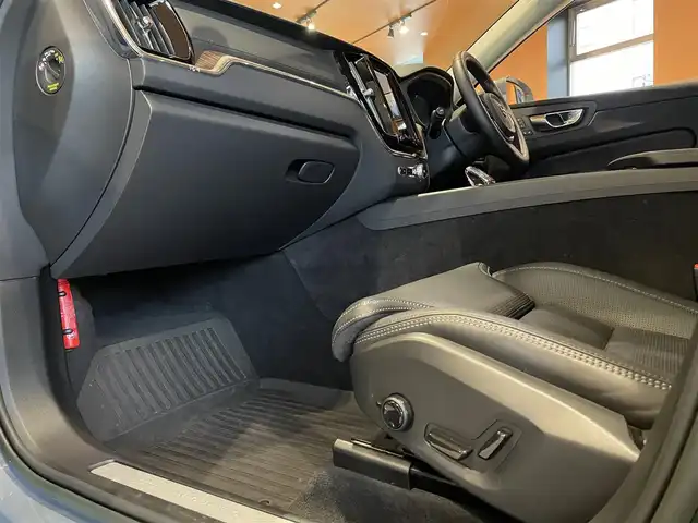 ボルボ ボルボ ＸＣ６０ アルティメット B5 AWD 道央・札幌 2022(令4)年 2万km グレー メタリックペイント/Bowers＆Wilkinsプレミアムサウンド/ヘッドアップディスプレイ/ナッパレザーシート/シートヒーター/シートベンチレーション/マッサージシート/ステアリングヒーター/4ゾーンエアコン/電動パノラマガラスサンルーフ/Googleナビ/360°カメラ/ACC/BLIS/LKA/CTA/パイロットアシスト/フルアクティブハイビーム/エアピュリファイアー/パワーテールゲート
