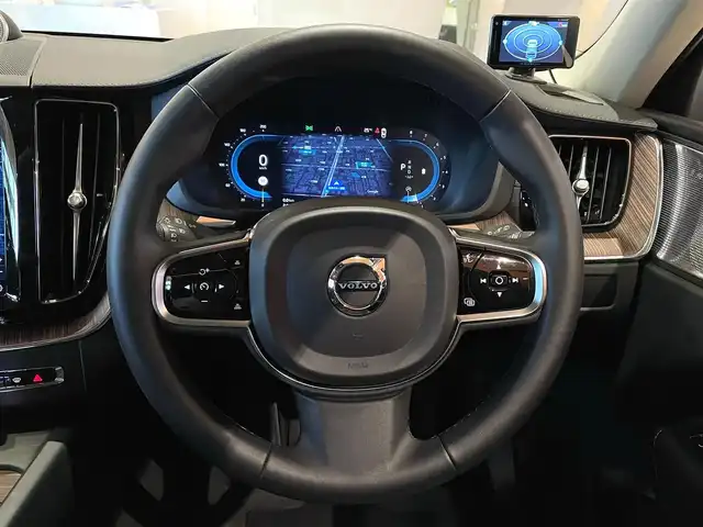 ボルボ ボルボ ＸＣ６０ アルティメット B5 AWD 道央・札幌 2022(令4)年 2万km グレー メタリックペイント/Bowers＆Wilkinsプレミアムサウンド/ヘッドアップディスプレイ/ナッパレザーシート/シートヒーター/シートベンチレーション/マッサージシート/ステアリングヒーター/4ゾーンエアコン/電動パノラマガラスサンルーフ/Googleナビ/360°カメラ/ACC/BLIS/LKA/CTA/パイロットアシスト/フルアクティブハイビーム/エアピュリファイアー/パワーテールゲート