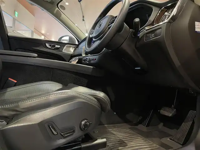 ボルボ ボルボ ＸＣ６０ アルティメット B5 AWD 道央・札幌 2022(令4)年 2万km グレー メタリックペイント/Bowers＆Wilkinsプレミアムサウンド/ヘッドアップディスプレイ/ナッパレザーシート/シートヒーター/シートベンチレーション/マッサージシート/ステアリングヒーター/4ゾーンエアコン/電動パノラマガラスサンルーフ/Googleナビ/360°カメラ/ACC/BLIS/LKA/CTA/パイロットアシスト/フルアクティブハイビーム/エアピュリファイアー/パワーテールゲート