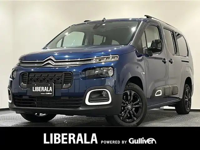 シトロエン シトロエン ベルランゴ ロング シャイン ブルーHDi 新潟県 2023(令5)年 0.1万km 青 BERLINGO LONGSHINE BlueHDi専用装備/・3列目2座独立シート/・革巻ステアリングホイール（ステアリングスイッチ付）/・左右独立調整式オートエアコン/・ 後席用エアコン風量調整/・ リアサンブラインド/チャイルドウォッチミラー/・ロールアップ式トノカバー/・ホワイトカラーアクセント/・16インチブラックアロイホイール/標準装備/・AppleCarPlay/・AndroidAuto/・Bluetooth/・アクティブクルーズコントロール/・アクティブセーフティブレーキ/・レーンキープアシスト/・ブラインドスポットモニター/・インテリジェントハイビーム/・トラフィックサインインフォメーション/・ドライバーアテンションアラート/・バックカメラ（トップリアビジョン付）/・フロント/サイド/バックソナー/・パークアシスト