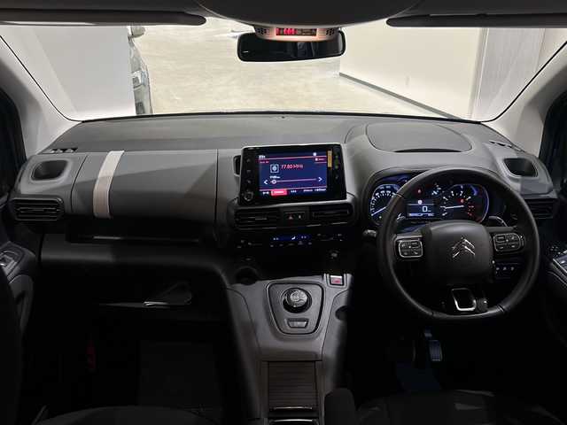 シトロエン シトロエン ベルランゴ ロング シャイン ブルーHDi 新潟県 2023(令5)年 0.1万km 青 BERLINGO LONGSHINE BlueHDi専用装備/・3列目2座独立シート/・革巻ステアリングホイール（ステアリングスイッチ付）/・左右独立調整式オートエアコン/・ 後席用エアコン風量調整/・ リアサンブラインド/チャイルドウォッチミラー/・ロールアップ式トノカバー/・ホワイトカラーアクセント/・16インチブラックアロイホイール/標準装備/・AppleCarPlay/・AndroidAuto/・Bluetooth/・アクティブクルーズコントロール/・アクティブセーフティブレーキ/・レーンキープアシスト/・ブラインドスポットモニター/・インテリジェントハイビーム/・トラフィックサインインフォメーション/・ドライバーアテンションアラート/・バックカメラ（トップリアビジョン付）/・フロント/サイド/バックソナー/・パークアシスト