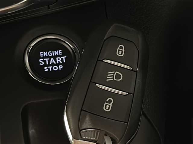 シトロエン シトロエン ベルランゴ ロング シャイン ブルーHDi 新潟県 2023(令5)年 0.1万km 青 BERLINGO LONGSHINE BlueHDi専用装備/・3列目2座独立シート/・革巻ステアリングホイール（ステアリングスイッチ付）/・左右独立調整式オートエアコン/・ 後席用エアコン風量調整/・ リアサンブラインド/チャイルドウォッチミラー/・ロールアップ式トノカバー/・ホワイトカラーアクセント/・16インチブラックアロイホイール/標準装備/・AppleCarPlay/・AndroidAuto/・Bluetooth/・アクティブクルーズコントロール/・アクティブセーフティブレーキ/・レーンキープアシスト/・ブラインドスポットモニター/・インテリジェントハイビーム/・トラフィックサインインフォメーション/・ドライバーアテンションアラート/・バックカメラ（トップリアビジョン付）/・フロント/サイド/バックソナー/・パークアシスト