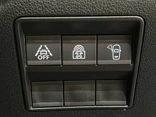 シトロエン シトロエン ベルランゴ ロング シャイン ブルーHDi 新潟県 2023(令5)年 0.1万km 青 BERLINGO LONGSHINE BlueHDi専用装備/・3列目2座独立シート/・革巻ステアリングホイール（ステアリングスイッチ付）/・左右独立調整式オートエアコン/・ 後席用エアコン風量調整/・ リアサンブラインド/チャイルドウォッチミラー/・ロールアップ式トノカバー/・ホワイトカラーアクセント/・16インチブラックアロイホイール/標準装備/・AppleCarPlay/・AndroidAuto/・Bluetooth/・アクティブクルーズコントロール/・アクティブセーフティブレーキ/・レーンキープアシスト/・ブラインドスポットモニター/・インテリジェントハイビーム/・トラフィックサインインフォメーション/・ドライバーアテンションアラート/・バックカメラ（トップリアビジョン付）/・フロント/サイド/バックソナー/・パークアシスト