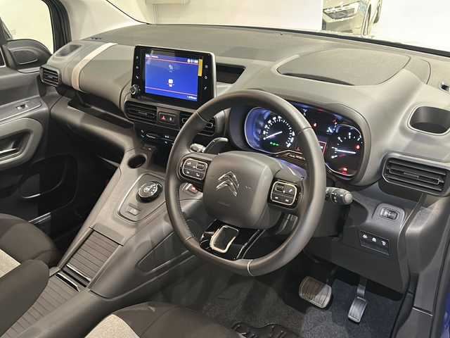 シトロエン シトロエン ベルランゴ ロング シャイン ブルーHDi 新潟県 2023(令5)年 0.1万km 青 BERLINGO LONGSHINE BlueHDi専用装備/・3列目2座独立シート/・革巻ステアリングホイール（ステアリングスイッチ付）/・左右独立調整式オートエアコン/・ 後席用エアコン風量調整/・ リアサンブラインド/チャイルドウォッチミラー/・ロールアップ式トノカバー/・ホワイトカラーアクセント/・16インチブラックアロイホイール/標準装備/・AppleCarPlay/・AndroidAuto/・Bluetooth/・アクティブクルーズコントロール/・アクティブセーフティブレーキ/・レーンキープアシスト/・ブラインドスポットモニター/・インテリジェントハイビーム/・トラフィックサインインフォメーション/・ドライバーアテンションアラート/・バックカメラ（トップリアビジョン付）/・フロント/サイド/バックソナー/・パークアシスト