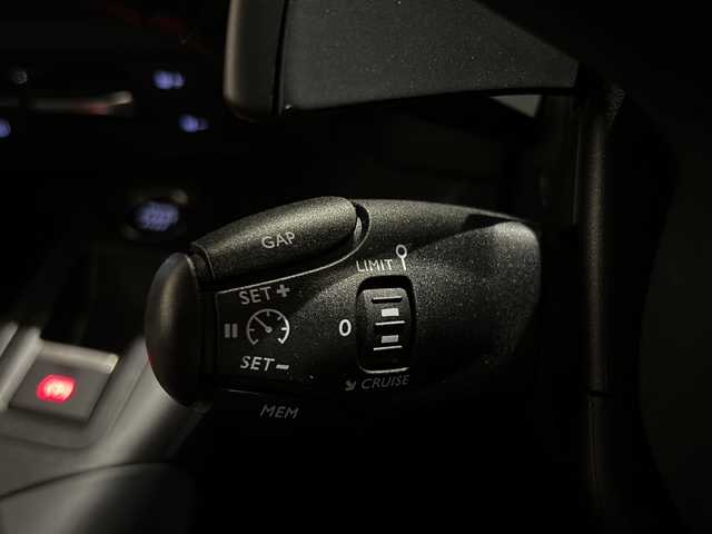 シトロエン シトロエン ベルランゴ ロング シャイン ブルーHDi 新潟県 2023(令5)年 0.1万km 青 BERLINGO LONGSHINE BlueHDi専用装備/・3列目2座独立シート/・革巻ステアリングホイール（ステアリングスイッチ付）/・左右独立調整式オートエアコン/・ 後席用エアコン風量調整/・ リアサンブラインド/チャイルドウォッチミラー/・ロールアップ式トノカバー/・ホワイトカラーアクセント/・16インチブラックアロイホイール/標準装備/・AppleCarPlay/・AndroidAuto/・Bluetooth/・アクティブクルーズコントロール/・アクティブセーフティブレーキ/・レーンキープアシスト/・ブラインドスポットモニター/・インテリジェントハイビーム/・トラフィックサインインフォメーション/・ドライバーアテンションアラート/・バックカメラ（トップリアビジョン付）/・フロント/サイド/バックソナー/・パークアシスト