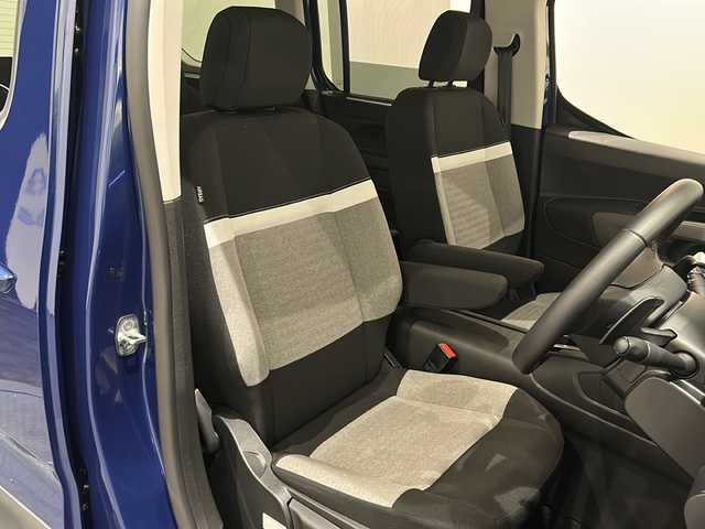 シトロエン シトロエン ベルランゴ ロング シャイン ブルーHDi 新潟県 2023(令5)年 0.1万km 青 BERLINGO LONGSHINE BlueHDi専用装備/・3列目2座独立シート/・革巻ステアリングホイール（ステアリングスイッチ付）/・左右独立調整式オートエアコン/・ 後席用エアコン風量調整/・ リアサンブラインド/チャイルドウォッチミラー/・ロールアップ式トノカバー/・ホワイトカラーアクセント/・16インチブラックアロイホイール/標準装備/・AppleCarPlay/・AndroidAuto/・Bluetooth/・アクティブクルーズコントロール/・アクティブセーフティブレーキ/・レーンキープアシスト/・ブラインドスポットモニター/・インテリジェントハイビーム/・トラフィックサインインフォメーション/・ドライバーアテンションアラート/・バックカメラ（トップリアビジョン付）/・フロント/サイド/バックソナー/・パークアシスト
