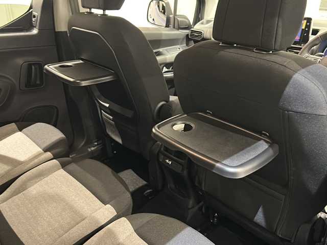 シトロエン シトロエン ベルランゴ ロング シャイン ブルーHDi 新潟県 2023(令5)年 0.1万km 青 BERLINGO LONGSHINE BlueHDi専用装備/・3列目2座独立シート/・革巻ステアリングホイール（ステアリングスイッチ付）/・左右独立調整式オートエアコン/・ 後席用エアコン風量調整/・ リアサンブラインド/チャイルドウォッチミラー/・ロールアップ式トノカバー/・ホワイトカラーアクセント/・16インチブラックアロイホイール/標準装備/・AppleCarPlay/・AndroidAuto/・Bluetooth/・アクティブクルーズコントロール/・アクティブセーフティブレーキ/・レーンキープアシスト/・ブラインドスポットモニター/・インテリジェントハイビーム/・トラフィックサインインフォメーション/・ドライバーアテンションアラート/・バックカメラ（トップリアビジョン付）/・フロント/サイド/バックソナー/・パークアシスト
