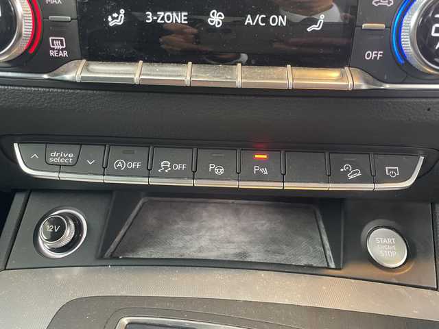 アウディ Ｑ５ Sライン ダイナミックリミテッド 福岡県 2019(令1)年 8.2万km ミトスブラックメタリック 純正ナビ・AM/FM/フルTV・Bluetooth・USB/ハンズフリー/ドラレコ（前）SDなし/純正フロアマット/電動格納ミラー/クルーズコントロール/フォグランプ/パドルシフト/アイドリングストップ/パーキングアシスト/パーキングセンサー/横滑り防止/シートヒーター（全席）/ダウンヒルアシスト/パワーシート/電動リアゲート/保証書/取扱説明書