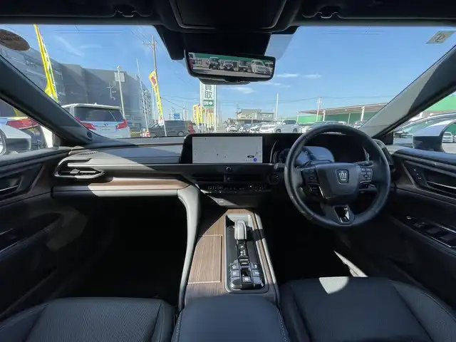 トヨタ クラウン Z 千葉県 2024(令6)年 1万km プレシャスホワイトパール 黒レザーシート/パノラミックビューカメラ/純正12.3インチコネクテッドナビ/前席パワーシート/全席シートヒーター/全席シートベンチレーション/全ドアイージークローザー/パワートランクリッド/デジタルインナーミラー/パーキングアシスト/トヨタセーフティーセンス/・プリクラッシュセーフティー/・レーンキープアシスト/・パーキングサポートブレーキ/・ブラインドスポットモニター/・RCTA/・RDA/・RCD/・SEA/・AVSP/・RSA/アダプティブクルーズコントロール/スマートキー/ヘッドアップディスプレイ/前後コーナーセンサー/オートマチックハイビーム/AC100V1500W電源/ハンズフリー充電/パドルシフト/純正19インチアルミホイール/純正LEDヘッドライト/ビルトインETC2.0/本革巻きステアリング/サイド＆カーテンエアバッグ