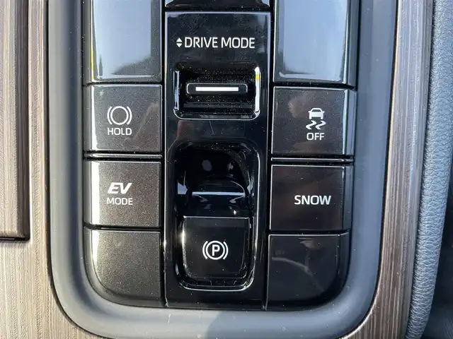 トヨタ クラウン Z 千葉県 2024(令6)年 1万km プレシャスホワイトパール 黒レザーシート/パノラミックビューカメラ/純正12.3インチコネクテッドナビ/前席パワーシート/全席シートヒーター/全席シートベンチレーション/全ドアイージークローザー/パワートランクリッド/デジタルインナーミラー/パーキングアシスト/トヨタセーフティーセンス/・プリクラッシュセーフティー/・レーンキープアシスト/・パーキングサポートブレーキ/・ブラインドスポットモニター/・RCTA/・RDA/・RCD/・SEA/・AVSP/・RSA/アダプティブクルーズコントロール/スマートキー/ヘッドアップディスプレイ/前後コーナーセンサー/オートマチックハイビーム/AC100V1500W電源/ハンズフリー充電/パドルシフト/純正19インチアルミホイール/純正LEDヘッドライト/ビルトインETC2.0/本革巻きステアリング/サイド＆カーテンエアバッグ