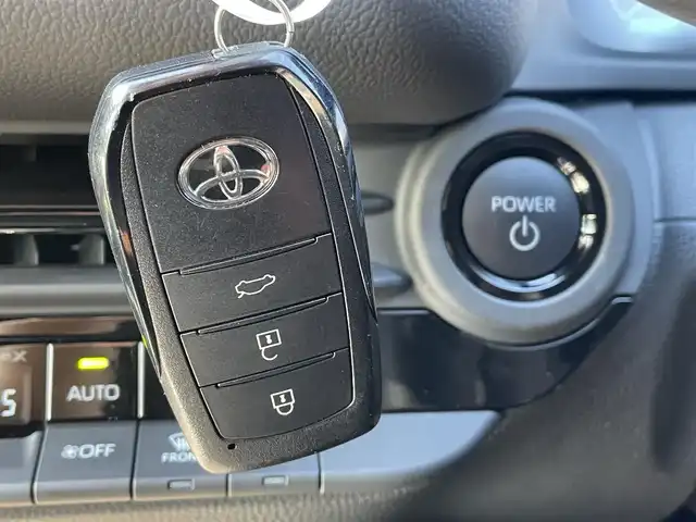 トヨタ クラウン Z 千葉県 2024(令6)年 1万km プレシャスホワイトパール 黒レザーシート/パノラミックビューカメラ/純正12.3インチコネクテッドナビ/前席パワーシート/全席シートヒーター/全席シートベンチレーション/全ドアイージークローザー/パワートランクリッド/デジタルインナーミラー/パーキングアシスト/トヨタセーフティーセンス/・プリクラッシュセーフティー/・レーンキープアシスト/・パーキングサポートブレーキ/・ブラインドスポットモニター/・RCTA/・RDA/・RCD/・SEA/・AVSP/・RSA/アダプティブクルーズコントロール/スマートキー/ヘッドアップディスプレイ/前後コーナーセンサー/オートマチックハイビーム/AC100V1500W電源/ハンズフリー充電/パドルシフト/純正19インチアルミホイール/純正LEDヘッドライト/ビルトインETC2.0/本革巻きステアリング/サイド＆カーテンエアバッグ