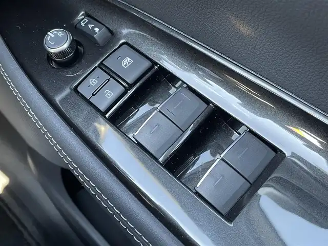 トヨタ クラウン Z 千葉県 2024(令6)年 1万km プレシャスホワイトパール 黒レザーシート/パノラミックビューカメラ/純正12.3インチコネクテッドナビ/前席パワーシート/全席シートヒーター/全席シートベンチレーション/全ドアイージークローザー/パワートランクリッド/デジタルインナーミラー/パーキングアシスト/トヨタセーフティーセンス/・プリクラッシュセーフティー/・レーンキープアシスト/・パーキングサポートブレーキ/・ブラインドスポットモニター/・RCTA/・RDA/・RCD/・SEA/・AVSP/・RSA/アダプティブクルーズコントロール/スマートキー/ヘッドアップディスプレイ/前後コーナーセンサー/オートマチックハイビーム/AC100V1500W電源/ハンズフリー充電/パドルシフト/純正19インチアルミホイール/純正LEDヘッドライト/ビルトインETC2.0/本革巻きステアリング/サイド＆カーテンエアバッグ