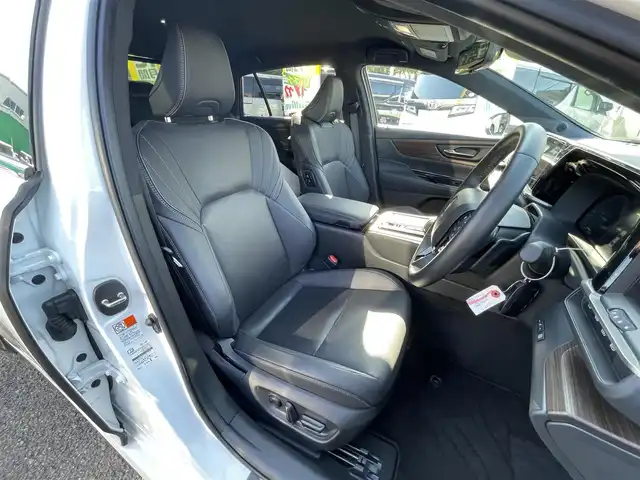 トヨタ クラウン Z 千葉県 2024(令6)年 1万km プレシャスホワイトパール 黒レザーシート/パノラミックビューカメラ/純正12.3インチコネクテッドナビ/前席パワーシート/全席シートヒーター/全席シートベンチレーション/全ドアイージークローザー/パワートランクリッド/デジタルインナーミラー/パーキングアシスト/トヨタセーフティーセンス/・プリクラッシュセーフティー/・レーンキープアシスト/・パーキングサポートブレーキ/・ブラインドスポットモニター/・RCTA/・RDA/・RCD/・SEA/・AVSP/・RSA/アダプティブクルーズコントロール/スマートキー/ヘッドアップディスプレイ/前後コーナーセンサー/オートマチックハイビーム/AC100V1500W電源/ハンズフリー充電/パドルシフト/純正19インチアルミホイール/純正LEDヘッドライト/ビルトインETC2.0/本革巻きステアリング/サイド＆カーテンエアバッグ