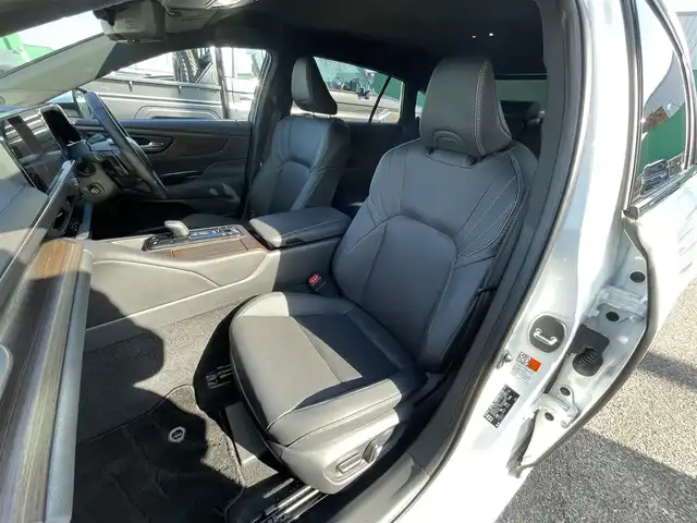 トヨタ クラウン Z 千葉県 2024(令6)年 1万km プレシャスホワイトパール 黒レザーシート/パノラミックビューカメラ/純正12.3インチコネクテッドナビ/前席パワーシート/全席シートヒーター/全席シートベンチレーション/全ドアイージークローザー/パワートランクリッド/デジタルインナーミラー/パーキングアシスト/トヨタセーフティーセンス/・プリクラッシュセーフティー/・レーンキープアシスト/・パーキングサポートブレーキ/・ブラインドスポットモニター/・RCTA/・RDA/・RCD/・SEA/・AVSP/・RSA/アダプティブクルーズコントロール/スマートキー/ヘッドアップディスプレイ/前後コーナーセンサー/オートマチックハイビーム/AC100V1500W電源/ハンズフリー充電/パドルシフト/純正19インチアルミホイール/純正LEDヘッドライト/ビルトインETC2.0/本革巻きステアリング/サイド＆カーテンエアバッグ