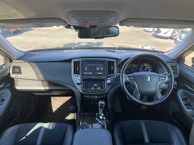 トヨタ クラウン ハイブリッド アスリートSJ-フロンティアLTD 静岡県 2018(平30)年 6.9万km ブラック ●純正ナビ/（CD/DVDAUX/Bluetooth）/●バックカメラ/●レーダクルーズコントロール/●プリクラッシュセーフティー/●レーントレーシングアシスト/●前後クリアランスソナー/●LEDヘッドライト/●オートライト/●オートマチックハイビーム/●フォグランプ/●チルト＆テレスコピックステアリング/●ステアリングスイッチ/●電動格納ウインカーミラー/●運転席＆助手席パワーシート/●自動防眩ミラー/●ETC/●ISOFIX/●純正フロアマット/●ドアバイザー/●プッシュスタート/●スマートキー/●純正18インチアルミホイール