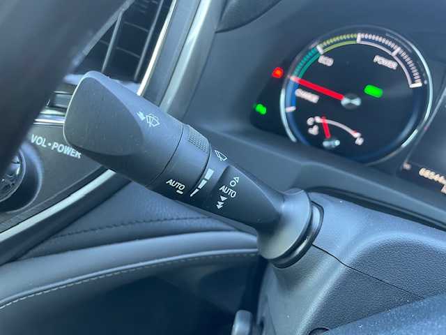 トヨタ クラウン ハイブリッド アスリートSJ-フロンティアLTD 静岡県 2018(平30)年 6.9万km ブラック ●純正ナビ/（CD/DVDAUX/Bluetooth）/●バックカメラ/●レーダクルーズコントロール/●プリクラッシュセーフティー/●レーントレーシングアシスト/●前後クリアランスソナー/●LEDヘッドライト/●オートライト/●オートマチックハイビーム/●フォグランプ/●チルト＆テレスコピックステアリング/●ステアリングスイッチ/●電動格納ウインカーミラー/●運転席＆助手席パワーシート/●自動防眩ミラー/●ETC/●ISOFIX/●純正フロアマット/●ドアバイザー/●プッシュスタート/●スマートキー/●純正18インチアルミホイール