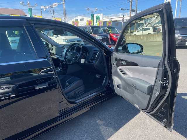 トヨタ クラウン ハイブリッド アスリートSJ-フロンティアLTD 静岡県 2018(平30)年 6.9万km ブラック ●純正ナビ/（CD/DVDAUX/Bluetooth）/●バックカメラ/●レーダクルーズコントロール/●プリクラッシュセーフティー/●レーントレーシングアシスト/●前後クリアランスソナー/●LEDヘッドライト/●オートライト/●オートマチックハイビーム/●フォグランプ/●チルト＆テレスコピックステアリング/●ステアリングスイッチ/●電動格納ウインカーミラー/●運転席＆助手席パワーシート/●自動防眩ミラー/●ETC/●ISOFIX/●純正フロアマット/●ドアバイザー/●プッシュスタート/●スマートキー/●純正18インチアルミホイール