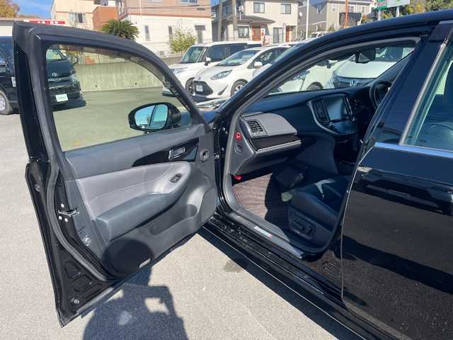 トヨタ クラウン ハイブリッド アスリートSJ-フロンティアLTD 静岡県 2018(平30)年 6.9万km ブラック ●純正ナビ/（CD/DVDAUX/Bluetooth）/●バックカメラ/●レーダクルーズコントロール/●プリクラッシュセーフティー/●レーントレーシングアシスト/●前後クリアランスソナー/●LEDヘッドライト/●オートライト/●オートマチックハイビーム/●フォグランプ/●チルト＆テレスコピックステアリング/●ステアリングスイッチ/●電動格納ウインカーミラー/●運転席＆助手席パワーシート/●自動防眩ミラー/●ETC/●ISOFIX/●純正フロアマット/●ドアバイザー/●プッシュスタート/●スマートキー/●純正18インチアルミホイール