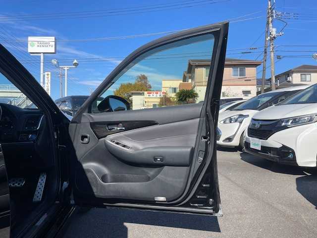 トヨタ クラウン ハイブリッド アスリートSJ-フロンティアLTD 静岡県 2018(平30)年 6.9万km ブラック ●純正ナビ/（CD/DVDAUX/Bluetooth）/●バックカメラ/●レーダクルーズコントロール/●プリクラッシュセーフティー/●レーントレーシングアシスト/●前後クリアランスソナー/●LEDヘッドライト/●オートライト/●オートマチックハイビーム/●フォグランプ/●チルト＆テレスコピックステアリング/●ステアリングスイッチ/●電動格納ウインカーミラー/●運転席＆助手席パワーシート/●自動防眩ミラー/●ETC/●ISOFIX/●純正フロアマット/●ドアバイザー/●プッシュスタート/●スマートキー/●純正18インチアルミホイール