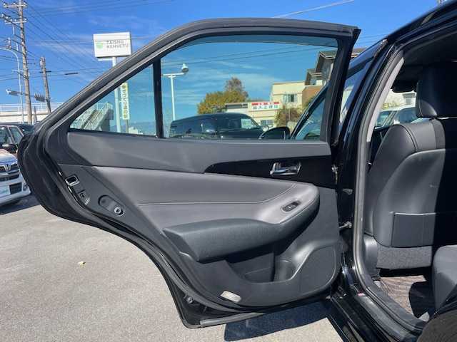 トヨタ クラウン ハイブリッド アスリートSJ-フロンティアLTD 静岡県 2018(平30)年 6.9万km ブラック ●純正ナビ/（CD/DVDAUX/Bluetooth）/●バックカメラ/●レーダクルーズコントロール/●プリクラッシュセーフティー/●レーントレーシングアシスト/●前後クリアランスソナー/●LEDヘッドライト/●オートライト/●オートマチックハイビーム/●フォグランプ/●チルト＆テレスコピックステアリング/●ステアリングスイッチ/●電動格納ウインカーミラー/●運転席＆助手席パワーシート/●自動防眩ミラー/●ETC/●ISOFIX/●純正フロアマット/●ドアバイザー/●プッシュスタート/●スマートキー/●純正18インチアルミホイール