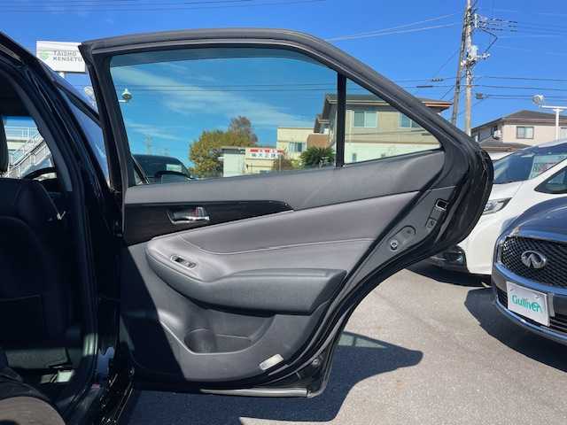 トヨタ クラウン ハイブリッド アスリートSJ-フロンティアLTD 静岡県 2018(平30)年 6.9万km ブラック ●純正ナビ/（CD/DVDAUX/Bluetooth）/●バックカメラ/●レーダクルーズコントロール/●プリクラッシュセーフティー/●レーントレーシングアシスト/●前後クリアランスソナー/●LEDヘッドライト/●オートライト/●オートマチックハイビーム/●フォグランプ/●チルト＆テレスコピックステアリング/●ステアリングスイッチ/●電動格納ウインカーミラー/●運転席＆助手席パワーシート/●自動防眩ミラー/●ETC/●ISOFIX/●純正フロアマット/●ドアバイザー/●プッシュスタート/●スマートキー/●純正18インチアルミホイール