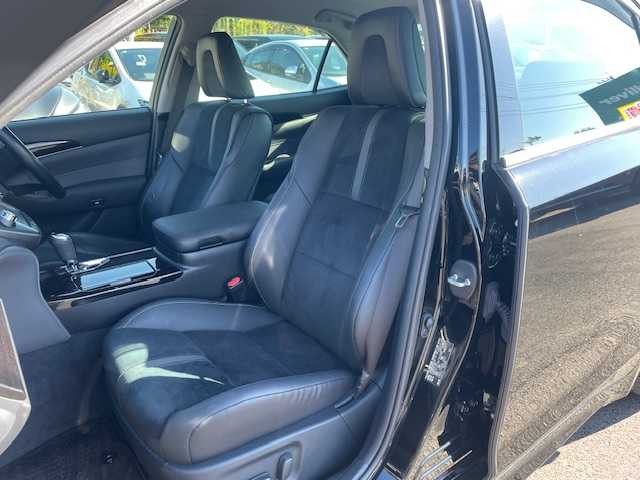 トヨタ クラウン ハイブリッド アスリートSJ-フロンティアLTD 静岡県 2018(平30)年 6.9万km ブラック ●純正ナビ/（CD/DVDAUX/Bluetooth）/●バックカメラ/●レーダクルーズコントロール/●プリクラッシュセーフティー/●レーントレーシングアシスト/●前後クリアランスソナー/●LEDヘッドライト/●オートライト/●オートマチックハイビーム/●フォグランプ/●チルト＆テレスコピックステアリング/●ステアリングスイッチ/●電動格納ウインカーミラー/●運転席＆助手席パワーシート/●自動防眩ミラー/●ETC/●ISOFIX/●純正フロアマット/●ドアバイザー/●プッシュスタート/●スマートキー/●純正18インチアルミホイール