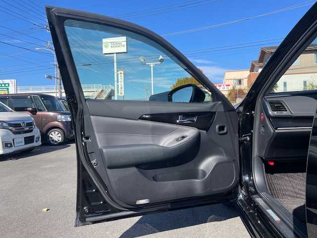 トヨタ クラウン ハイブリッド アスリートSJ-フロンティアLTD 静岡県 2018(平30)年 6.9万km ブラック ●純正ナビ/（CD/DVDAUX/Bluetooth）/●バックカメラ/●レーダクルーズコントロール/●プリクラッシュセーフティー/●レーントレーシングアシスト/●前後クリアランスソナー/●LEDヘッドライト/●オートライト/●オートマチックハイビーム/●フォグランプ/●チルト＆テレスコピックステアリング/●ステアリングスイッチ/●電動格納ウインカーミラー/●運転席＆助手席パワーシート/●自動防眩ミラー/●ETC/●ISOFIX/●純正フロアマット/●ドアバイザー/●プッシュスタート/●スマートキー/●純正18インチアルミホイール