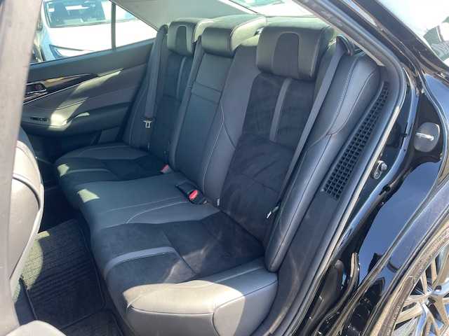 トヨタ クラウン ハイブリッド アスリートSJ-フロンティアLTD 静岡県 2018(平30)年 6.9万km ブラック ●純正ナビ/（CD/DVDAUX/Bluetooth）/●バックカメラ/●レーダクルーズコントロール/●プリクラッシュセーフティー/●レーントレーシングアシスト/●前後クリアランスソナー/●LEDヘッドライト/●オートライト/●オートマチックハイビーム/●フォグランプ/●チルト＆テレスコピックステアリング/●ステアリングスイッチ/●電動格納ウインカーミラー/●運転席＆助手席パワーシート/●自動防眩ミラー/●ETC/●ISOFIX/●純正フロアマット/●ドアバイザー/●プッシュスタート/●スマートキー/●純正18インチアルミホイール