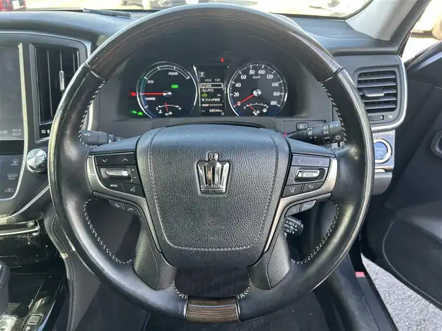 トヨタ クラウン ハイブリッド アスリートSJ-フロンティアLTD 静岡県 2018(平30)年 6.9万km ブラック ●純正ナビ/（CD/DVDAUX/Bluetooth）/●バックカメラ/●レーダクルーズコントロール/●プリクラッシュセーフティー/●レーントレーシングアシスト/●前後クリアランスソナー/●LEDヘッドライト/●オートライト/●オートマチックハイビーム/●フォグランプ/●チルト＆テレスコピックステアリング/●ステアリングスイッチ/●電動格納ウインカーミラー/●運転席＆助手席パワーシート/●自動防眩ミラー/●ETC/●ISOFIX/●純正フロアマット/●ドアバイザー/●プッシュスタート/●スマートキー/●純正18インチアルミホイール