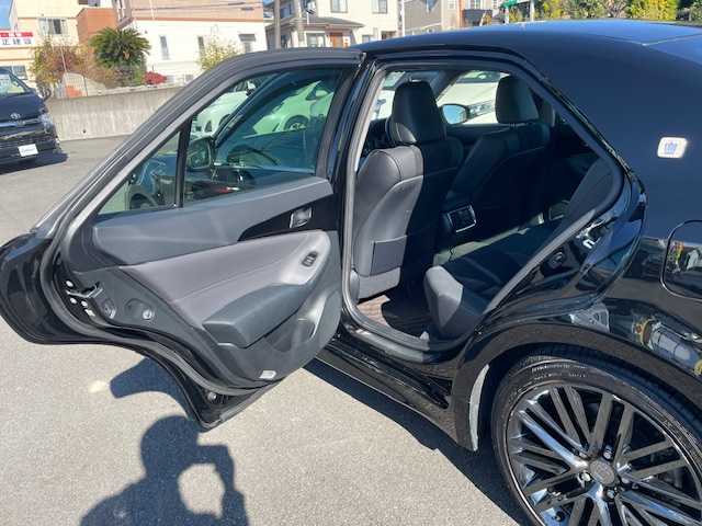 トヨタ クラウン ハイブリッド アスリートSJ-フロンティアLTD 静岡県 2018(平30)年 6.9万km ブラック ●純正ナビ/（CD/DVDAUX/Bluetooth）/●バックカメラ/●レーダクルーズコントロール/●プリクラッシュセーフティー/●レーントレーシングアシスト/●前後クリアランスソナー/●LEDヘッドライト/●オートライト/●オートマチックハイビーム/●フォグランプ/●チルト＆テレスコピックステアリング/●ステアリングスイッチ/●電動格納ウインカーミラー/●運転席＆助手席パワーシート/●自動防眩ミラー/●ETC/●ISOFIX/●純正フロアマット/●ドアバイザー/●プッシュスタート/●スマートキー/●純正18インチアルミホイール