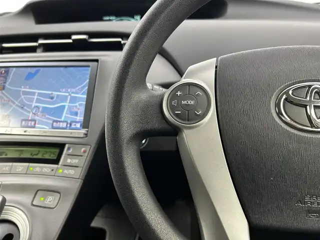 トヨタ プリウス S 千葉県 2012(平24)年 6.7万km レッドマイカメタリック 禁煙車/純正8インチナビ/・NHZN-X62G/・CD/DVD/BT/フルセグ/バックカメラ/HIDヘッドライト/オートライト/フォグライト/ビルトインETC/純正15インチアルミホイール/ステアリングスイッチ/スマートキー/サイド＆カーテンエアバッグ/横滑り防止装置/純正フロアマット/純正ドアバイザー