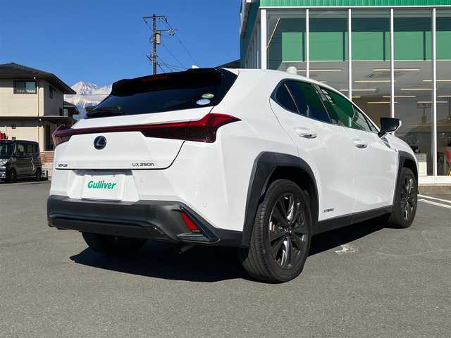 レクサス ＵＸ 250h Fスポーツ 奈良県 2019(令1)年 2.5万km ホワイトノーヴァガラスフレーク エンジンスタートボタン/パワーステアリング/パワーウィンドウ/スマートキー/アイドリングストップ/Wオートエアコン/クルーズコントロール/USB入力端子/ETC2.0/純正ナビ（CD.DVD.BT.フルセグ）/全方位カメラ/電動リアゲート/ドライブレコーダー/純正フロアマット/運転席.助手席パワーシート/運転席.助手席シートヒーターエアシート/純正アルミホイール/ABS/横滑り防止装置/レーンキープアシスト/オートライト/コーナーセンサー/W+サイドエアバック/衝突軽減システム/カーテンエアバック