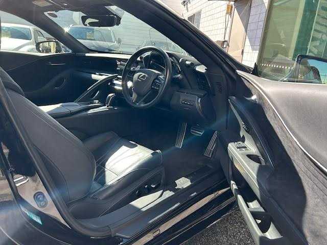 レクサス ＬＣ 500h Lパッケージ 埼玉県 2017(平29)年 4.5万km ブラック パノラマルーフ/純正HDDナビ/バックカメラ/フルセグTV/CD/DVD再生/ETC2.0/ミュージックサーバー（HDD録音）/Bluetooth/USB/AUX接続/パドルシフト/レーダークルーズコントロール/カラーヘッドアップディスプレイ/シートメモリー/本革シート/パワーシート（D/N）/シートヒーター（D/N）/シートベンチレーション（D/N）/純正フロアマット/純正21インチアルミホイール/LEDヘッドライト/オートマチックハイビーム/コーナーセンサー/横滑り防止装置/衝突軽減ブレーキ/レーンキープアシスト/ブラインドスポットモニター/電動パーキングブレーキ/ブレーキホールド/ドライブレコーダー（前）