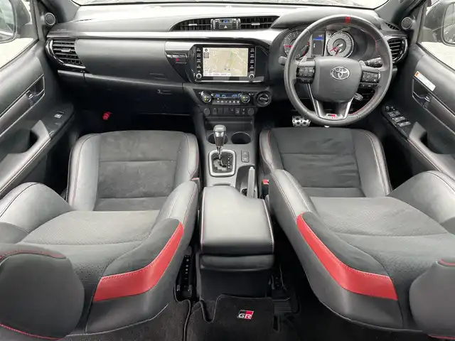 トヨタ ハイラックス Z GRスポーツ 滋賀県 2023(令5)年 2.2万km アティチュードブラックマイカ 禁煙車/純正8インチナビ/Bluetooth.USB/全方位カメラ/衝突軽減ブレーキ/追従クルーズコントロール/レーンキープアシスト/前後ドライブレコーダー/ETC/D席パワーシート/ハーフレザーシート/RAYS19インチアルミホイール/LEDヘッドライト/オートライト/クリアランスソナー