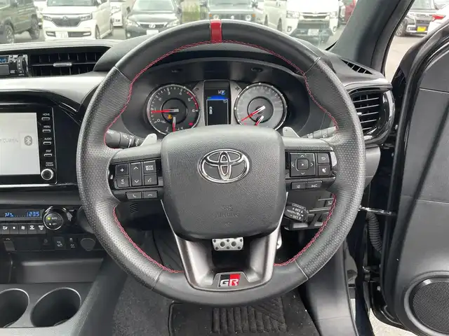 トヨタ ハイラックス Z GRスポーツ 滋賀県 2023(令5)年 2.2万km アティチュードブラックマイカ 禁煙車/純正8インチナビ/Bluetooth.USB/全方位カメラ/衝突軽減ブレーキ/追従クルーズコントロール/レーンキープアシスト/前後ドライブレコーダー/ETC/D席パワーシート/ハーフレザーシート/RAYS19インチアルミホイール/LEDヘッドライト/オートライト/クリアランスソナー