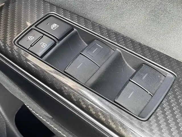 トヨタ クラウン ハイブリッド RS アドバンス Four 島根県 2018(平30)年 10.1万km ホワイトパールクリスタルシャイン 4WD/サンルーフ/純正エンジンスターター/純正メモリナビ/CD/DVD/DTV/Bluetooth/バックカメラ/ステアリングスイッチ/レーダークルーズコントロール/純正ドライブレコーダー/ビルトインETC/ロードサインアシスト/先行者発信告知/クリアランスソナー /BSM/HUD/パーキングアシスト/レーンキープアシスト/横滑り防止機能/ハーフレザーシート/シートヒーター/パワーシート/LEDオートライト/フォグランプ/オートマチックハイビーム/保証書/取扱説明書/純正フロアマット/純正ドアバイザー/スペアキー×１/カードキー×１